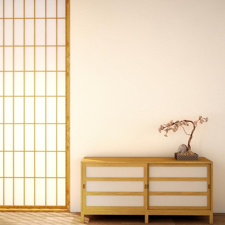 <p>Dalam arsitektur Jepang, dikenal istilah <em>shoji</em> yang berarti pintu, jendela, partisi berlapis kertas transparan. Shoji biasanya berfungsi sebagai pintu geser. Pintu geser banyak digunakan untuk menghemat tempat. (Foto: iStock)</p>