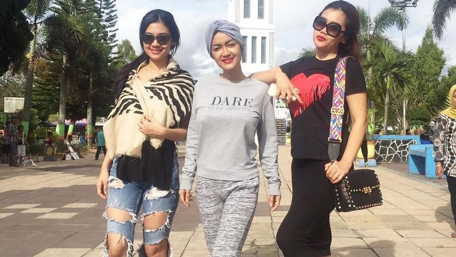 Nia Perez dan Della Perez mengenang momen saat bulan Ramadan bersama Julia Perez.