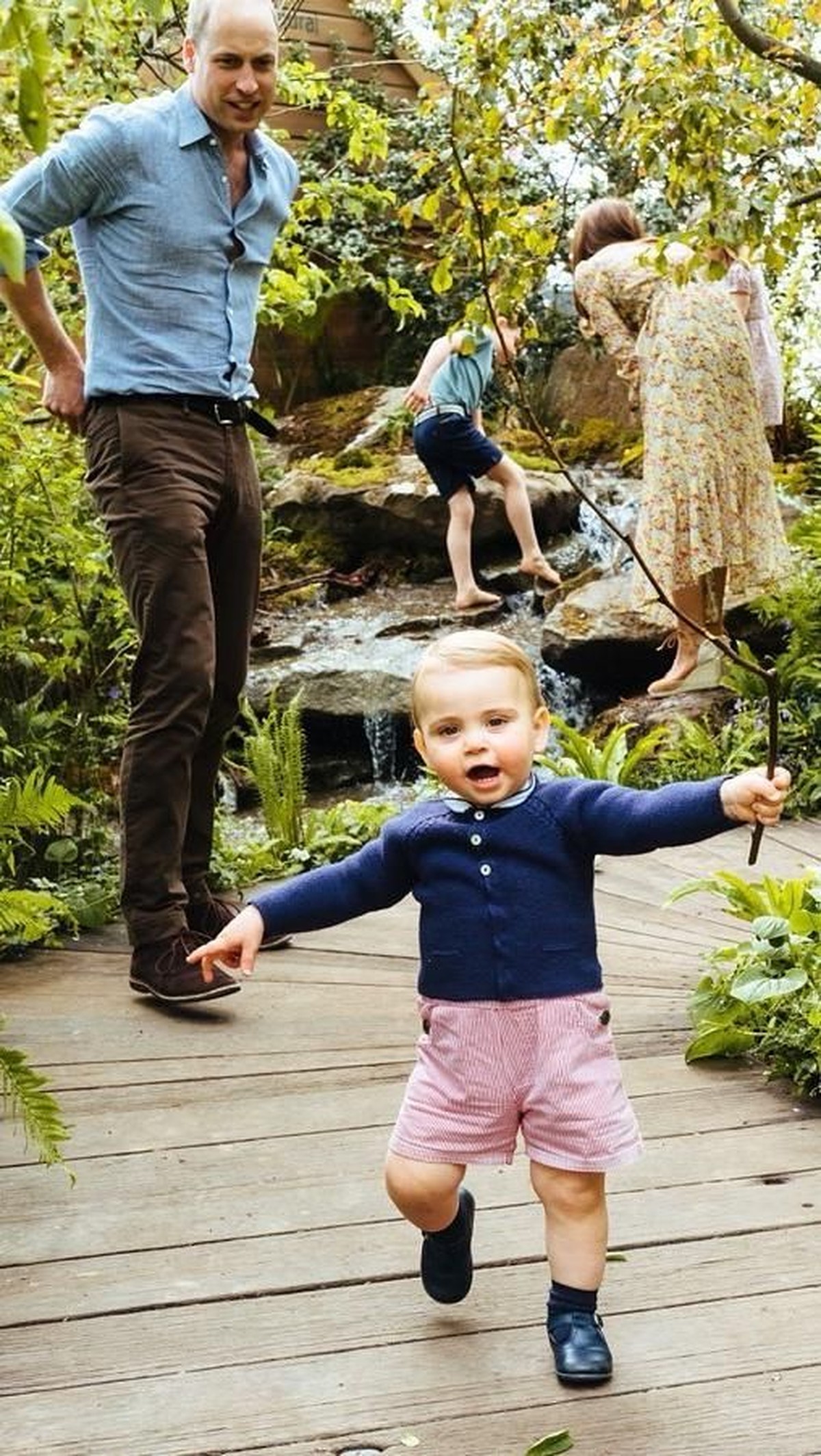 Akun resmi milik Pangeran William dan Kate Middleton mengunggah foto-foto terbaru keluarga kecil mereka yang sedang bermain di alam terbuka&period;