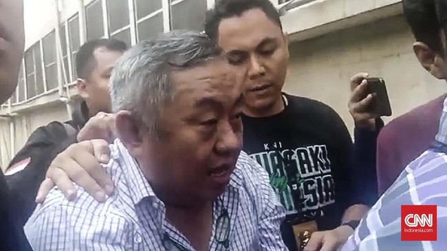 Polisi menangkap Lieus Sungkharisma di Apartemen Hayam Wuruk, Jakarta Barat. Saat ditangkap ada seorang wanita yang disebut Lieus asisten rumah tangganya.