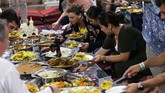 FOTO: Turis Memaknai Ramadan di Dubai Setiap bulan Ramadan, pemerintah Dubai mengadakan pertemuan antara wisatawan mancanegara dan umat muslim seusai buka puasa.