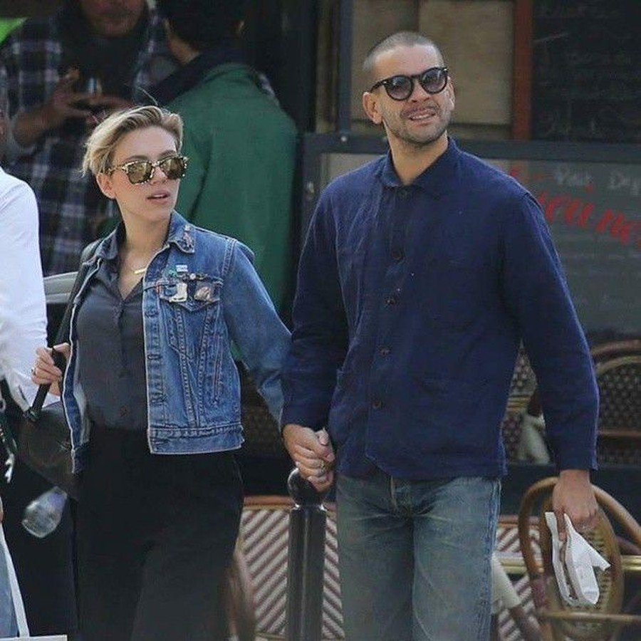 Romain Dauriac Scarlett Johanson telah bertunangan dengan sang kekasih yang ia pacari selama 2 tahun, Colin Jost.
