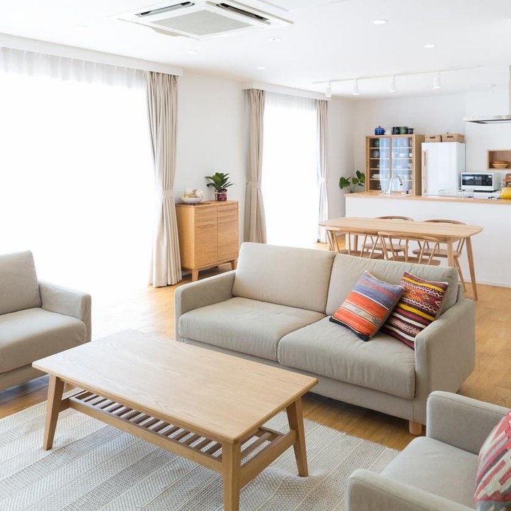 <p>Sebagian besar desain interior Jepang mengusung <em>open space</em> atau ruang terbuka dan sangat memaksimalkan cahaya alami dari luar. (Foto: iStock)</p>