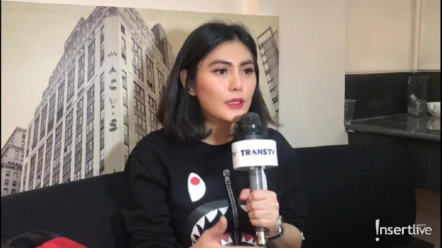 Unggah Foto Mesra, Angela Lee Dituduh Pelakor oleh Netizen Angela Lee mengunggah foto bersama sang kekasih, namun netizen mengatakan dirinya adalah seorang pelakor.