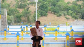 Patung Jokowi Setinggi 6 Meter Diarak Warga NTT ke Puncak Bukit