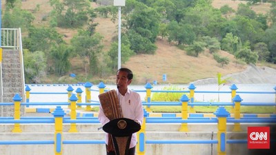 Patung Jokowi Setinggi 6 Meter Diarak Warga NTT ke Puncak Bukit