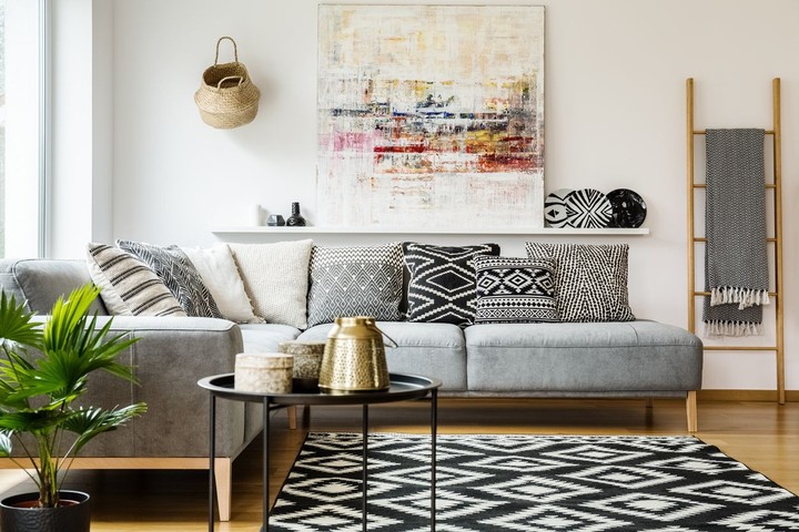 Inspirasi <a href='https://pontianak.tribunnews.com/tag/warna' title='warna'>warna</a> monokrom tetap mencuri perhatian. Kombinasikan motif bantal sofa dan karpet, dengan sedikit sentuhan tumbuhan agar tetap segar. (Foto: iStock)