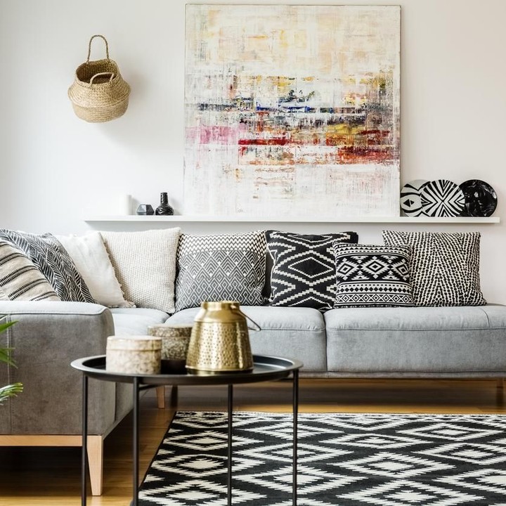 Inspirasi warna monokrom tetap mencuri perhatian. Kombinasikan motif bantal sofa dan karpet, dengan sedikit sentuhan tumbuhan agar tetap segar. (Foto: iStock)