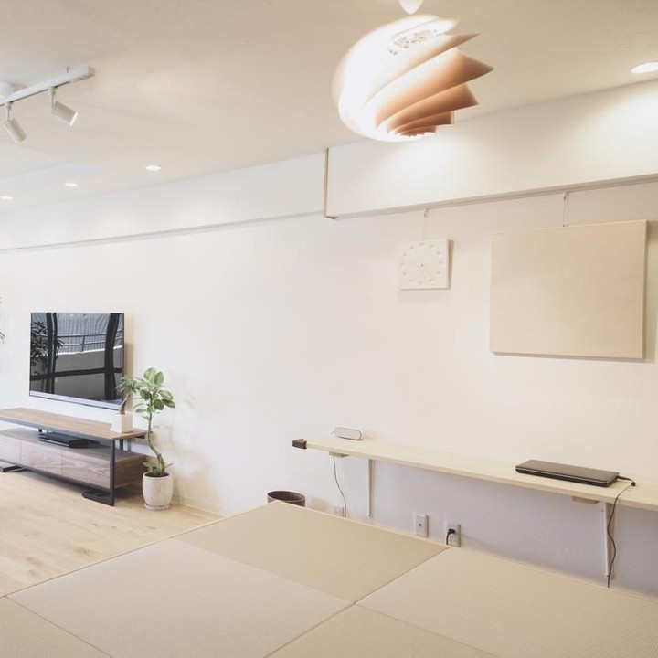 <p>Desain rumah Jepang saat ini banyak memiliki <em>counter desk</em> bergaya kafe. Meja yang menghadap dinding tersebut biasa dipakai sebagai tempat kerja atau anak belajar. (Foto: iStock)</p>