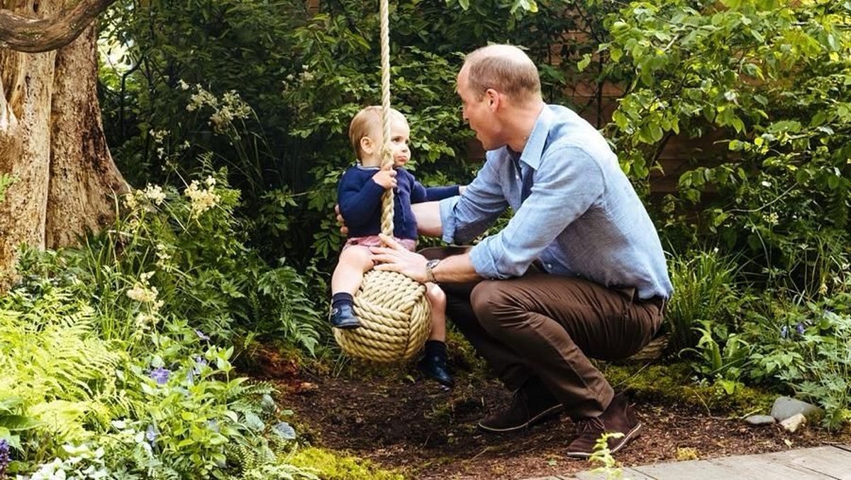 Akun resmi milik Pangeran William dan Kate Middleton mengunggah foto-foto terbaru keluarga kecil mereka yang sedang bermain di alam terbuka&period;