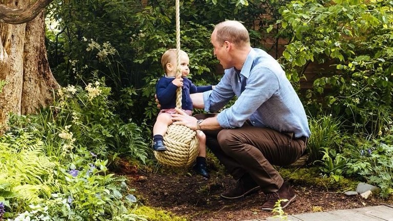 6 Potret Terbaru Keluarga Kecil Pangeran William & Kate Middleton Akun resmi milik Pangeran William dan Kate Middleton mengunggah foto-foto terbaru keluarga kecil mereka yang sedang bermain di alam terbuka.