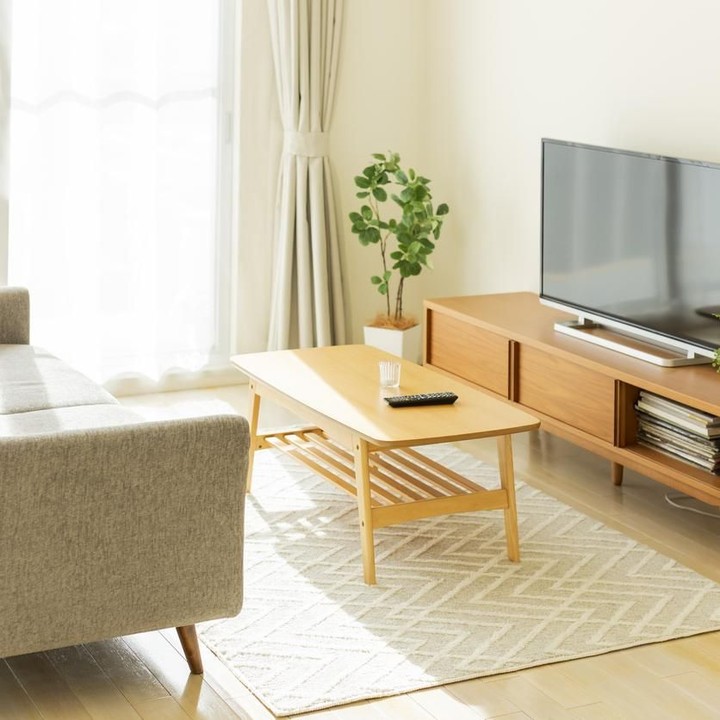 <p>Unsur kayu dan alam sangat mendominasi interior hunian Jepang. Mulai dari furnitur hingga lantai semuanya serba kayu. Sementara tanaman hias seperti bonsai dan bambu biasanya diletakkan di atas kabinet atau pojok ruangan. (Foto: iStock)</p>