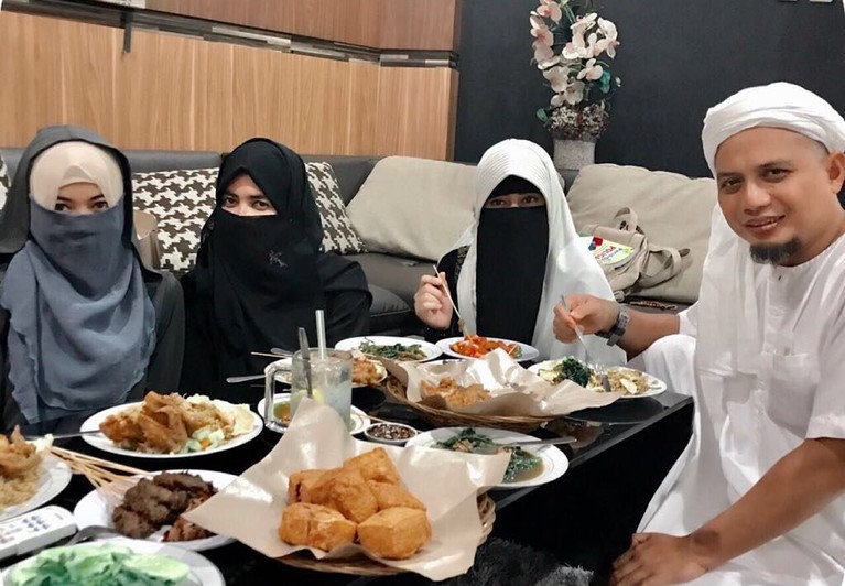 6 Momen Mesra Ustaz Arifin Ilham dan Ketiga Bidadarinya Meski jarang disorot publik, ketiga istri Ustaz Arifin Ilham selalu setia mendampingi sang suami dalam keadaan apapun.