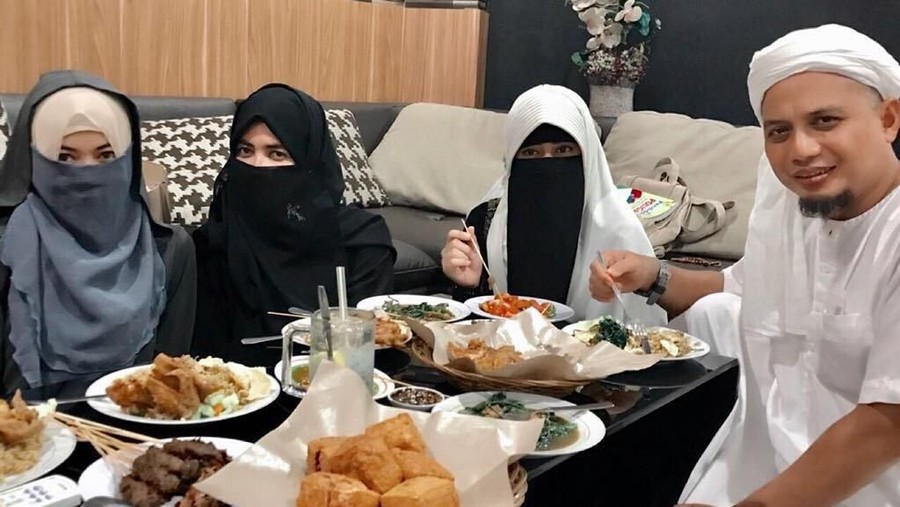Istri-istri Ustaz Arifin Ilham yang hidup rukun.