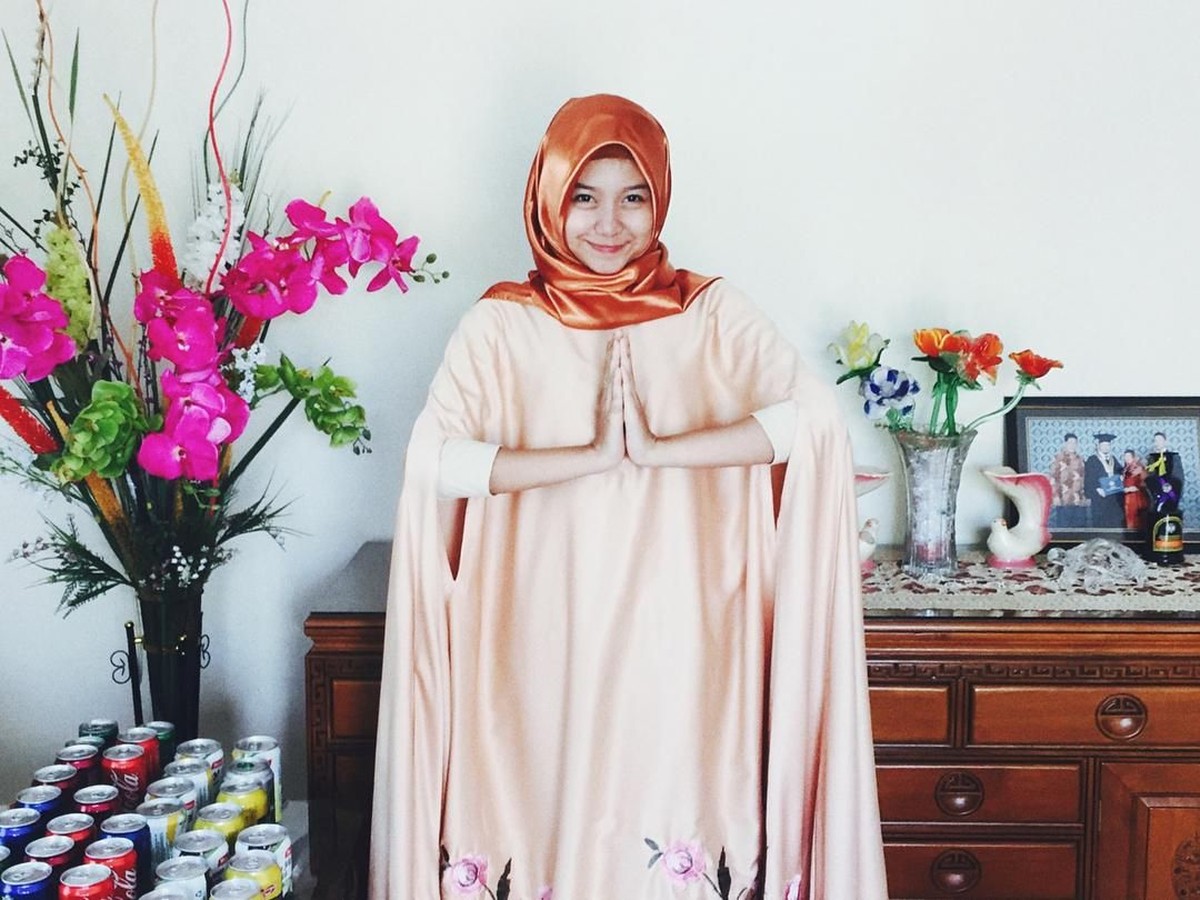 Penyanyi Ghea Indrawari baru-baru ini terlihat menggunakan hijab saat hadiri acara buka puasa bersama penggemar&period; Inilah potret cantik Ghea saat kenakan hijab&period;