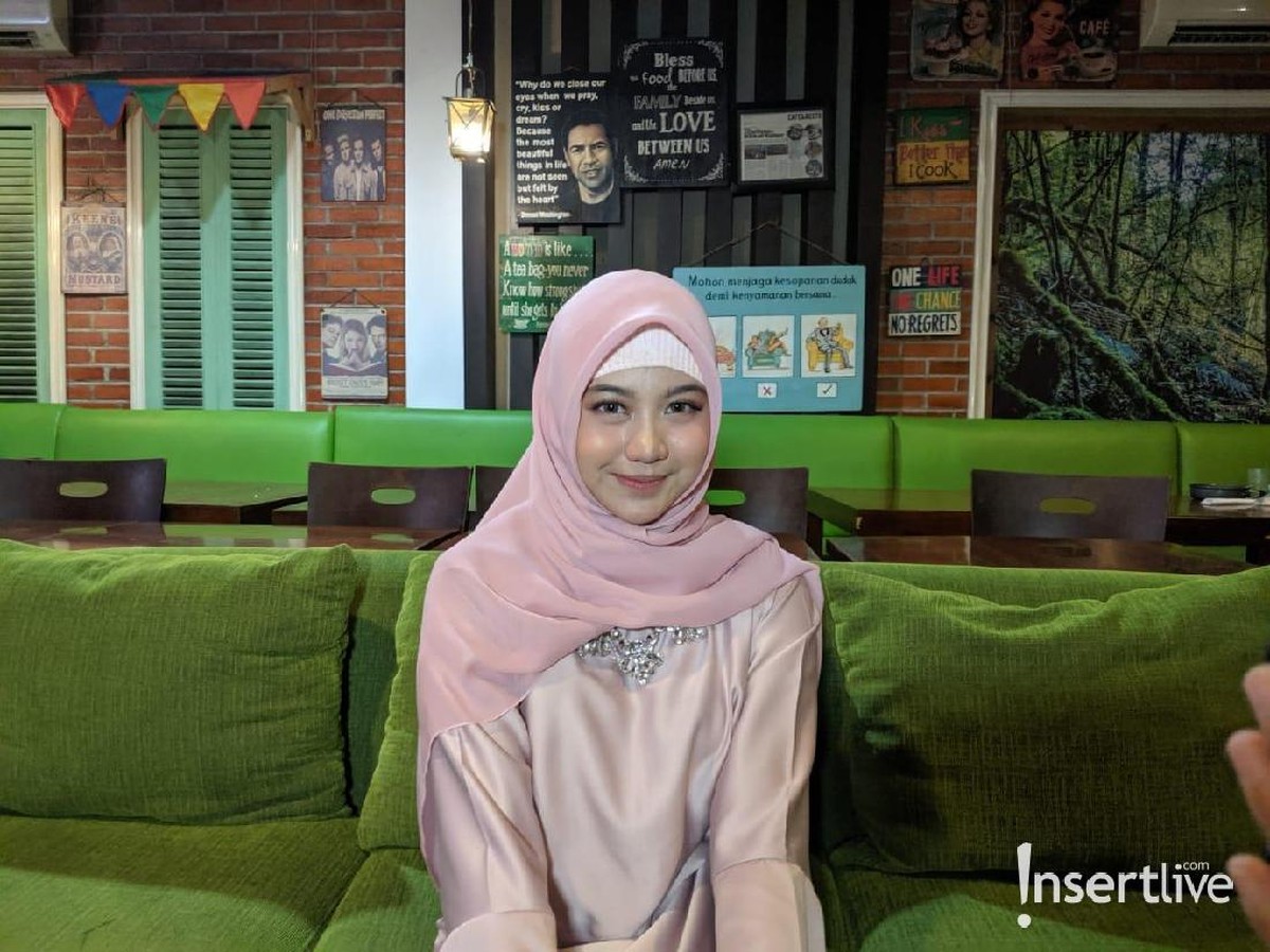 Penyanyi Ghea Indrawari baru-baru ini terlihat menggunakan hijab saat hadiri acara buka puasa bersama penggemar&period; Inilah potret cantik Ghea saat kenakan hijab&period;