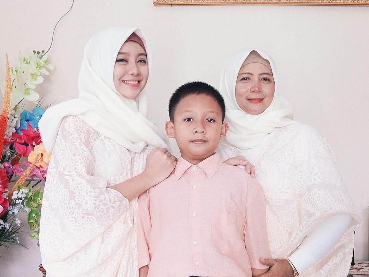 Penyanyi Ghea Indrawari baru-baru ini terlihat menggunakan hijab saat hadiri acara buka puasa bersama penggemar&period; Inilah potret cantik Ghea saat kenakan hijab&period;