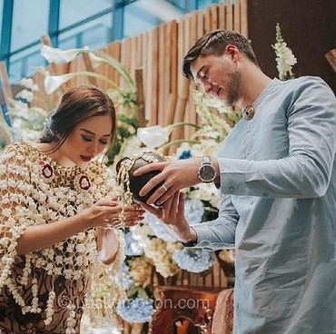 Aura Kasih Gelar 7 Bulanan Pakai Adat Sunda, Suami Kebingungan