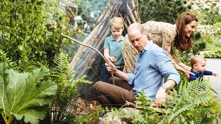 6 Potret Terbaru Keluarga Kecil Pangeran William & Kate Middleton Akun resmi milik Pangeran William dan Kate Middleton mengunggah foto-foto terbaru keluarga kecil mereka yang sedang bermain di alam terbuka.