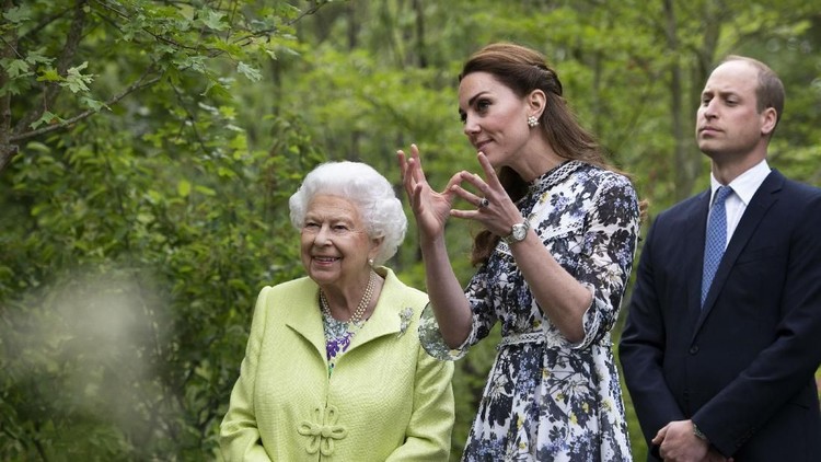 Dalam berbagai kesempatan, Kate Middleton kerap melakukan gerakan hormat pada nenek mertuanya, Ratu Elizabeth II.