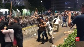 VIDEO: Polisi Bubarkan Demonstrasi di Bawaslu