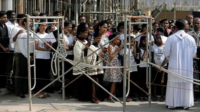 Sebulan Bom Paskah, Umat Katolik Sri Lanka Gelar Doa Bersama Ratusan warga Katolik menggelar doa bersama di luar Gereja St Anthony, Sri Lanka, guna memperingati satu bulan serangan bom beruntun pada Hari Paskah lalu.