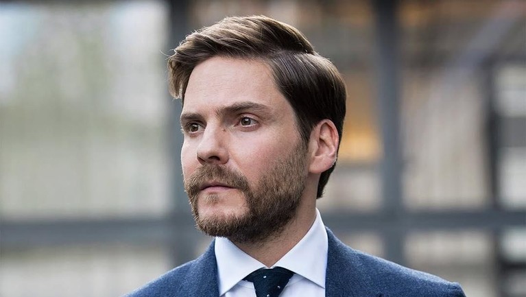 7 Potret Daniel Bruhl Pemeran Niki Lauda di Film Kisah legenda F1 asal Austria, Niki Lauda, diangkat dalam film Rush. Berikut ini potret Daniel Bruhl yang bermain sebagai Niki Lauda di film Rush:
