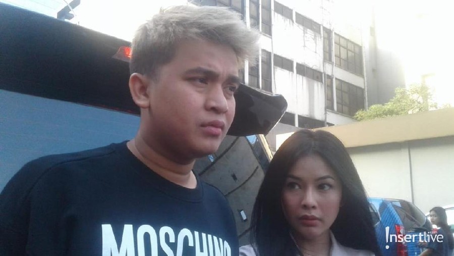 Belum lama pacari Elvia Caroline, Billy Syahputra tampak yakin untuk membawa hubungan itu ke jenjang pernikahan. Apa alasannya?