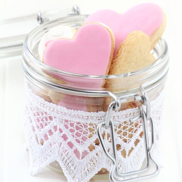 <p>Hias toples lama biar terlihat seperti baru yuk, Bun. Pertama, Bunda bisa menghias dengan rendra putih di bagian bawah toples agar lebih manis. (Foto: iStock)</p>