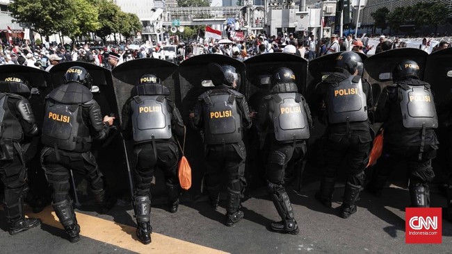 Suasana unjuk rasa di kawasan Kantor Bawaslu, Jakarta, Selasa (21/5/2019). Personel TNI-Polri dari berbagai kesatuan disebar ke sejumlah titik dan objek vital di Jakarta guna membantu pengamanan Ibu Kota saat pengumuman hasil Pemilu 2019 pada Rabu 22 Mei 2019. CNN Indonesia/Safir Makki