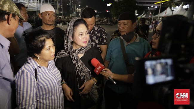 Titiek Soeharto kecewa dengan aparat keamanan yang dianggap terlalu berlebihan menyambut aksi di Bawaslu yang kebanyakan kalangan ibu-ibu tersebut.