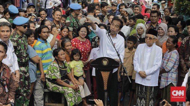 Capres petahana Joko Widodo dan cawapres Ma'ruf Amin menyapa warga usai menyampaikan pidato kemenangannya sebagai Presiden Republik Indonesia periode 2019-2024 di Kampung Deret, Tanah Tinggi, Johar Baru, Jakarta Pusat, Selasa (21/5/2019). Pidato tersebut menanggapi keputusan Komisi Pemilihan Umum (KPU) yang menetapkan pasangan Joko Widodo-Ma'ruf Amin sebagai pemenang Pilpres 2019. CNN Indonesia/Adhi Wicaksono