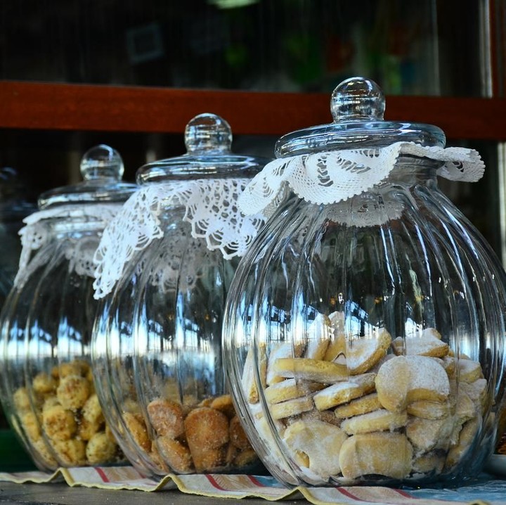 <p>Saatnya mengeluarkan toples bening berukuran besar dari gudang. Hias dengan kain lace berwarna putih, dan biarkan sedikit menjuntai di bawah tutupnya. (Foto: iStock)</p>