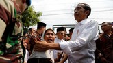 FOTO: Pidato Kemenangan Jokowi di Kampung Deret Jokowi memberikan pidato didampingi calon wakil presiden Ma'ruf Amin usai pengumuman hasil Pemilu 2019 oleh Komisi Pemilihan Umum.