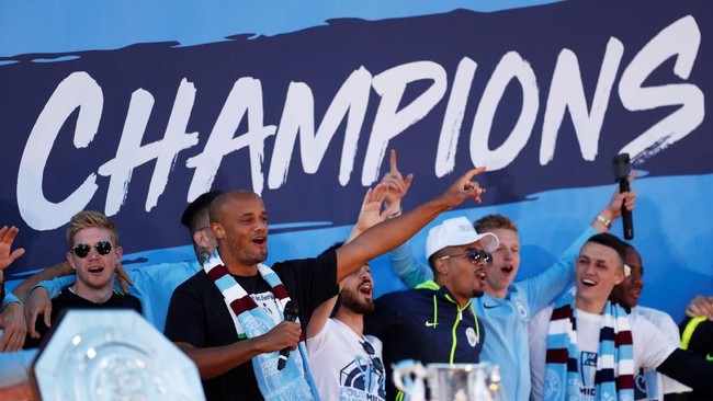 Manchester City membuat lelucon dengan menjatuhkan trofi Liga Primer Inggris usai juara di musim ini.