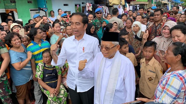 Capres nomor urut 01, Joko Widodo alias Jokowi menyampaikan pidato kemenangannya. Dia melakukannya di depan warga kampung deret.