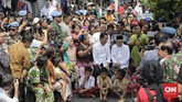 FOTO: Pidato Kemenangan Jokowi di Kampung Deret Jokowi memberikan pidato didampingi calon wakil presiden Ma'ruf Amin usai pengumuman hasil Pemilu 2019 oleh Komisi Pemilihan Umum.