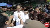 FOTO: Pidato Kemenangan Jokowi di Kampung Deret Jokowi memberikan pidato didampingi calon wakil presiden Ma'ruf Amin usai pengumuman hasil Pemilu 2019 oleh Komisi Pemilihan Umum.