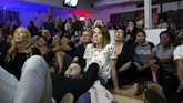 FOTO : Ramai-ramai Menonton Akhir 'Game of Thrones' Bagi pencinta 'Game of Thrones', momen episode akhir yang tayang secara serentak Senin (20/5) waktu Indonesia tak bisa ditinggalkan, atau dinikmati sendiri.