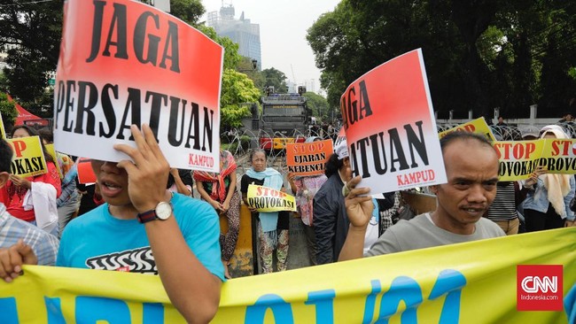 Sejumlah orang mendatangi kantor KPU di Jalan Imam Bonjol, Jakarta Pusat. Mereka menyatakan dukungan kepada KPU dan menolak people power.