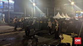 Gas Air Mata Polisi Dibalas Lemparan Batu Massa Aksi Bawaslu