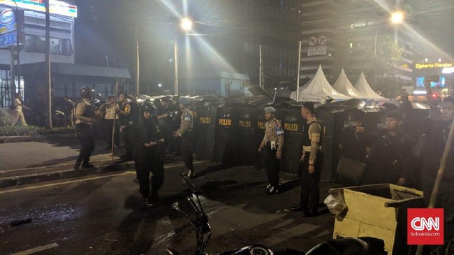 Polisi melepaskan gas air mata untuk memukul mundur massa aksi Bawaslu yang tak juga mau membubarkan diri.