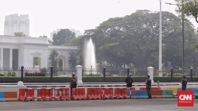 Jalan Medan Merdeka Utara depan Istana Kepresidenan tidak bisa dilalui dan dijaga ketat aparat jelang putusan MK soal hasil sengketa pilpres 2019.