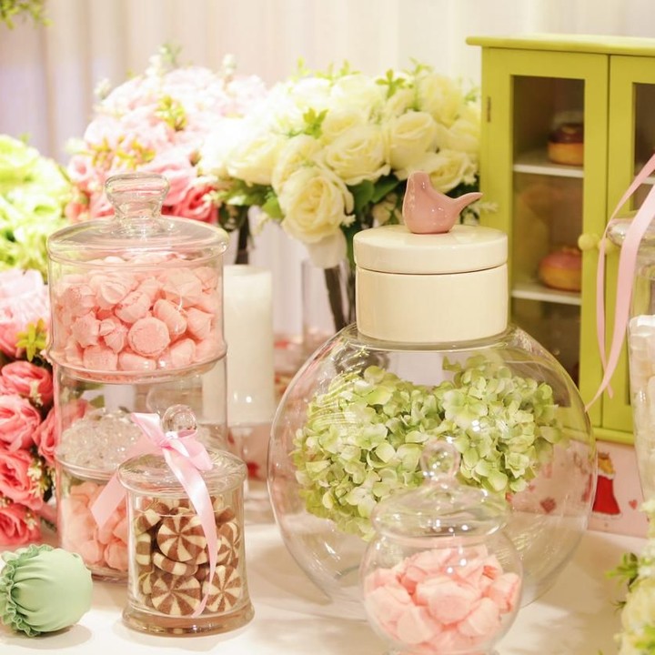 <p>Menata toples bening dengan berbagai macam ukuran jadi inspirasi yang menarik lho, Bun. Tata toples berbagai macam ukuran bersama dengan bunga-bunga akrilik untuk mendapat nuansa shabby chic. (Foto: iStock)</p>