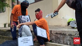 Polisi Rekonstruksi Pembunuhan Ayah-Anak di Kalibata City