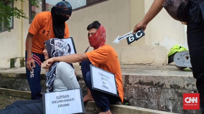 Polda Metro Jaya menggelar rekonstruksi pembunuhan ayah dan anak di Kalibata City dan Lebak Bulus. Polisi menghadirkan tiga tersangka yakni AK, S, dan A.