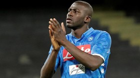 Napoli Tolak Tawaran Madrid untuk Bek Incaran Man United