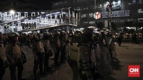 Polisi Amankan Pria Bercadar di Depan Bawaslu