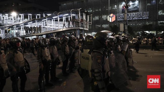 Polisi Bubarkan Massa Aksi yang Kembali ke Depan Bawaslu Polisi membubarkan dan menangkap sejumah massa yang kembali ke depan kantor Bawaslu setelah sempat membubarkan diri pada Selasa (21/5) malam.