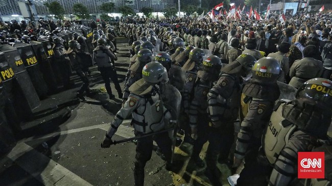 Polisi anti huru hara memaksa massa aksi di Bawaslu bubar, Rabu (22/5) dini hari, dengan menggunakan gas air mata. Massa membalas dengan lemparan batu.